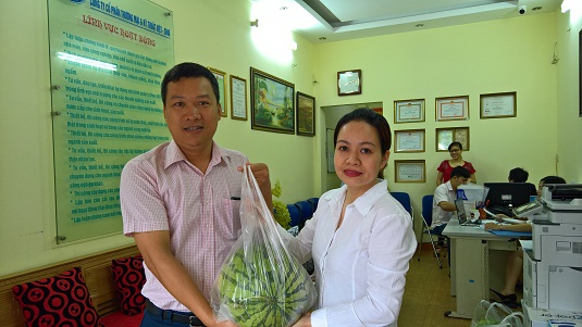 CHUNG TAY GIÚP ĐỠ ĐỒNG BÀO MIỀN TRUNG
